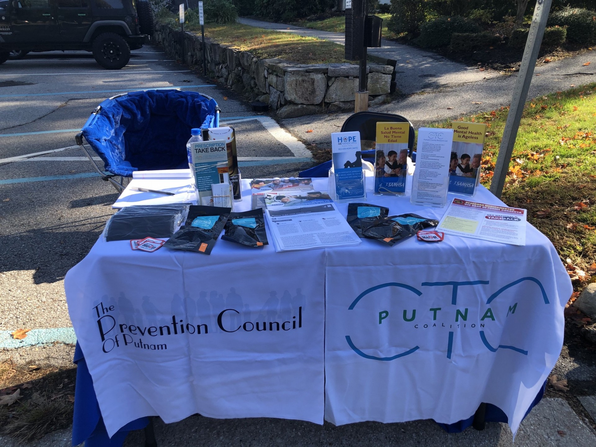 Table at the bilingual pop-up event with materials in Spanish