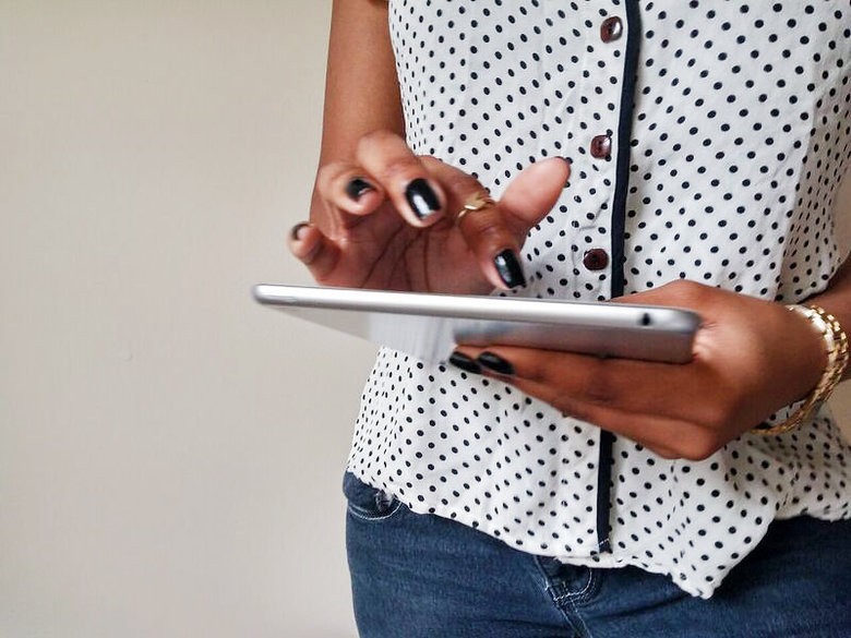 E-WORTH participants are provided iPads during the sessions to allow women to answer uncomfortable questions. Black woman using an ipad