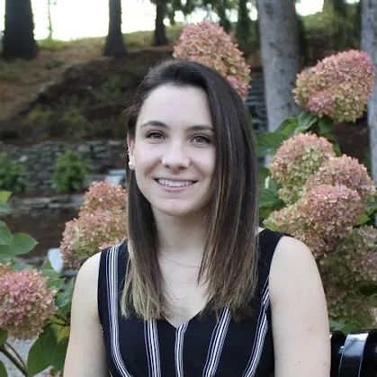 Anna in front of flowers