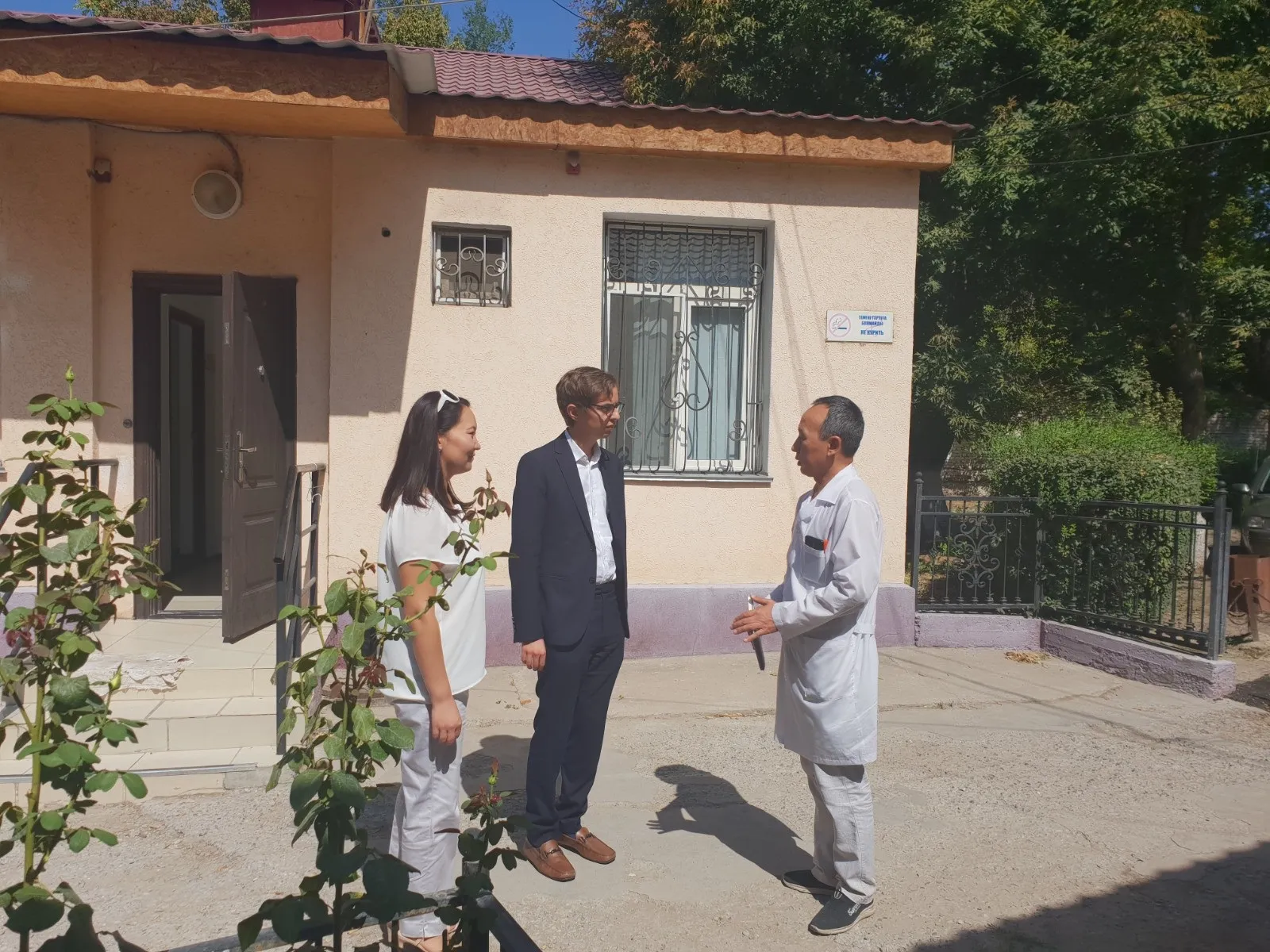 Jake speaking with GHRCCA outside a house